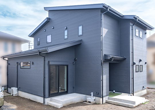 片流れ屋根や直線的なデザインが生み出す立体感が、シンプルなが ら存在感のある外観に