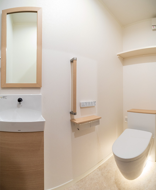 柔らかな間接照明が灯る、上質なトイレスペース。床に接地しないフローティングデザインが、洗練された印象を演出します