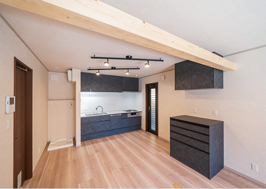 グレーをベースにシックで統一感のある内装が印象的なリビング・ ダイニング空間。お客様こだわりの建具もポイント