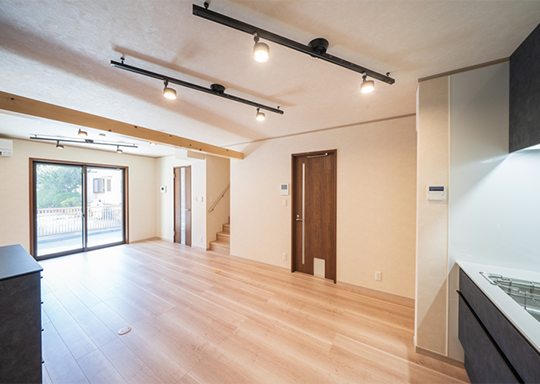 玄関からリビングを通って2階に上がるよう設計しました