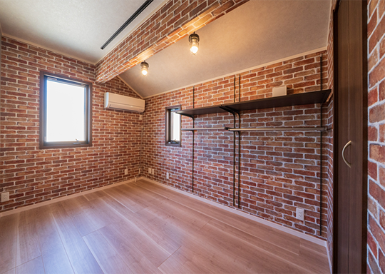 ヴィンテージ感と温かみが共存するこだわりのプライベートルーム