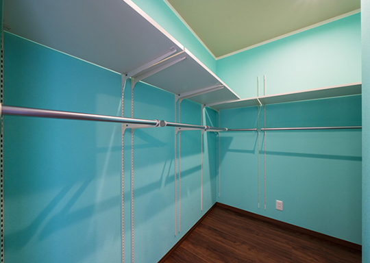 明るいブルーのクローゼットが暮らしに彩りを与えます